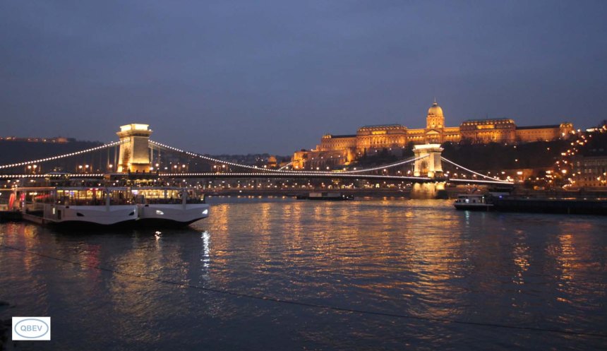 Puente de las Cadenas, vista nocturna