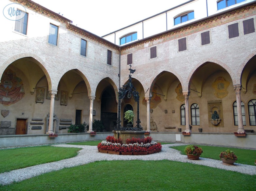 Claustro Basílica San Antonio