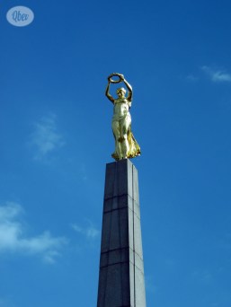 Estatua mujer oro